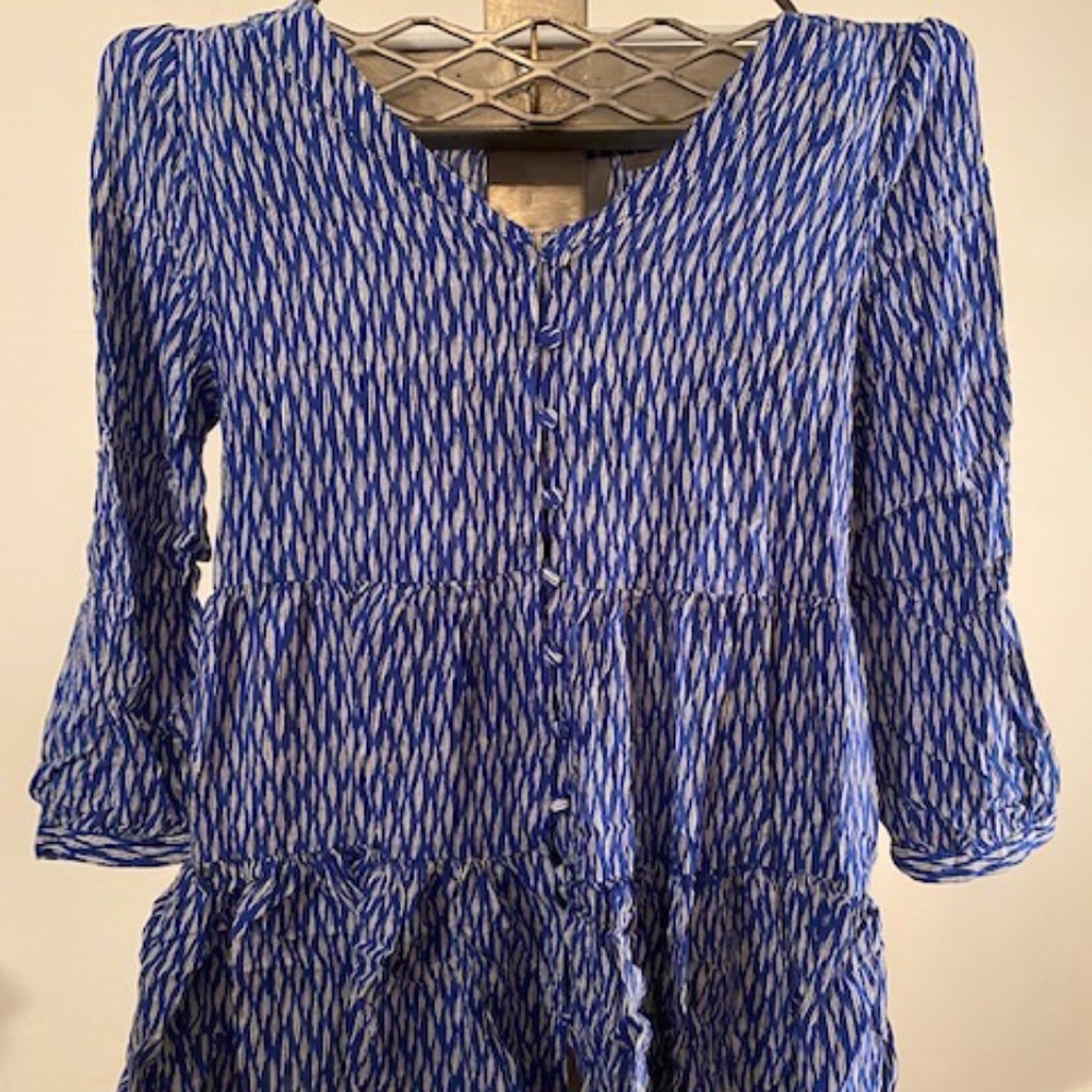 blue and white V-neck button down peplum hem blous